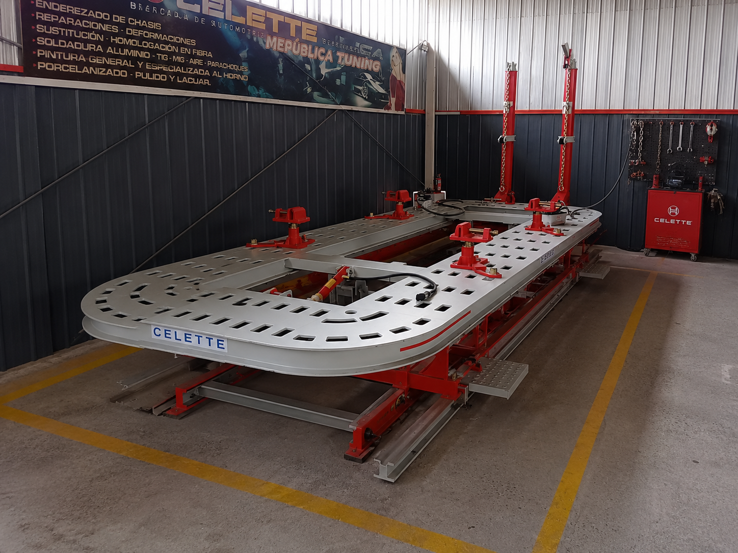 Mesa geométrica profesional Celette instalada en el taller