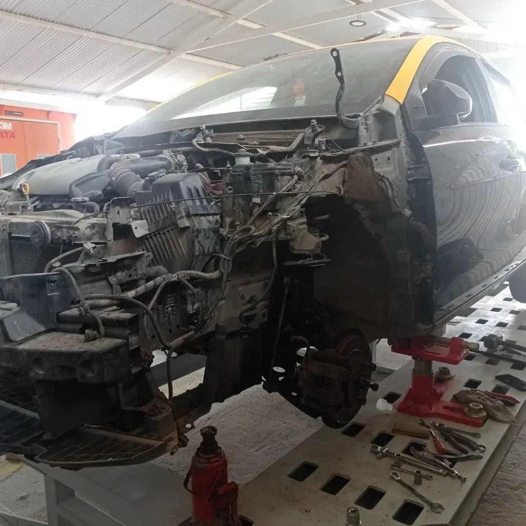 Auto chocado desmontado durante una reparación integral en el taller