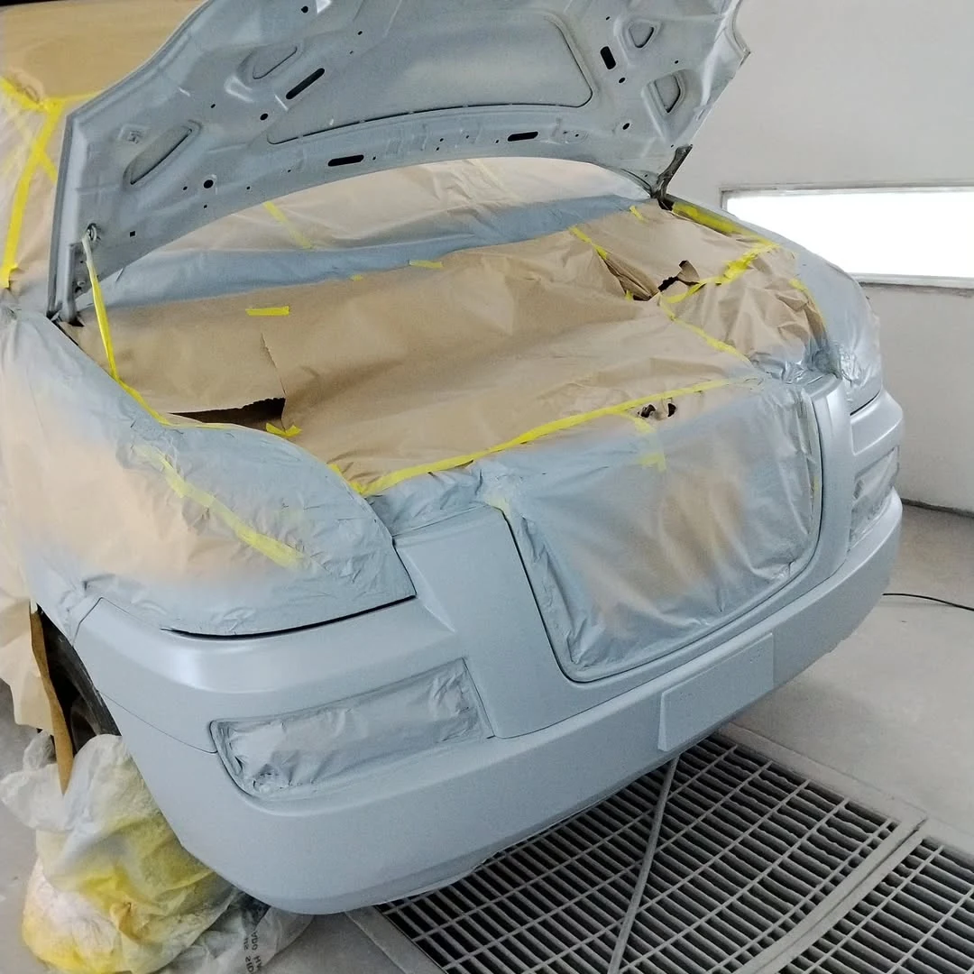 Furgón en proceso de imprimación y preparación frontal