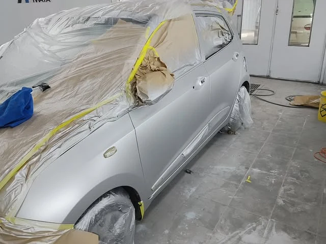 Vehículo en proceso de preparación y pintura